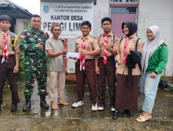 Babinsa Koramil 02/Sejangkung Dampingi Anggota Saka Wira Kartika Salurkan Bantuan Kepada Warga Korban Kebakaran Rumah