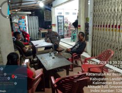 Polisi Sambangi Warga Di Malam Hari Ingatkan Pentingnya Keamanan Lingkungan