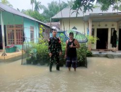 Babinsa Koramil 03/Tebas Monitoring Wilayah Binaan Yang Terdampak Banjir