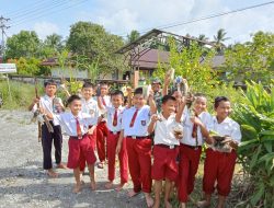 Anggota Koramil 06/Selakau Gelar Bersih-Bersih Halaman Sekolah Jelang Hari Juang TNI AD