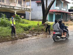 Cegah Laka Lantas Satlantas Polres Melawi Bersihkan Dan Buat Saluran Air Di Ruas Jalan Berpotensi Genangan