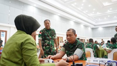 Bakti Kesehatan Peringati Hari Juang TNI AD 2025 Pangdam XII/Tpr Donorkan Darah Bersama Prajurit