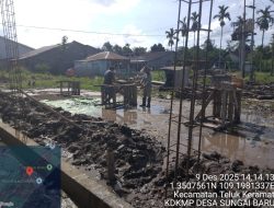 Anggota Koramil Jajaran Kodim 1208/Sambas Dampingi Pembangunan Koperasi Merah Putih Di Wilayah Kabupaten Sambas