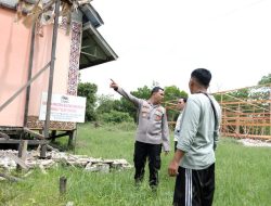 Polres Sintang Kembali Gelar Jumat Berkah Bagikan Makanan Dan Bantuan Bahan Bangunan Untuk Rumah Ibadah