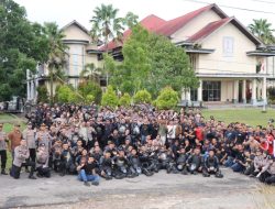 Kapolres Melawi Pimpin Halau Masa Pengunjuk Rasa Di Kantor DPRD