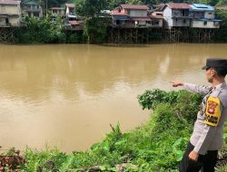 Personel Polsek Pantau Debet Air Antisipasi Kerawanan Bencana