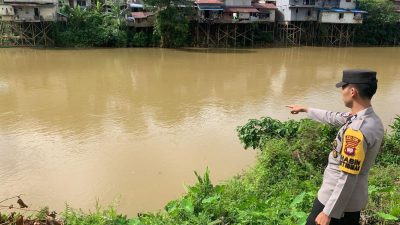 Personel Polsek Pantau Debet Air Antisipasi Kerawanan Bencana