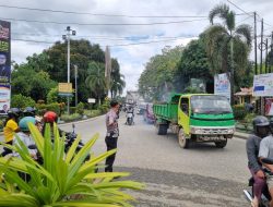 Satlantas Polres Sintang Terjunkan Personel Atasi Kemacetan Di Tugu Jam