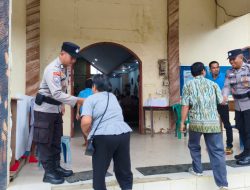 Personel Ops Lilin Kapuas 2025 Amankan Ibadah Gereja Di Desa Batu Buil Sosialisasikan Call Center 110