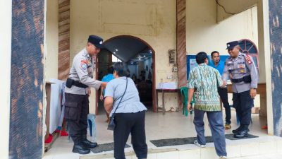 Personel Ops Lilin Kapuas 2025 Amankan Ibadah Gereja Di Desa Batu Buil Sosialisasikan Call Center 110