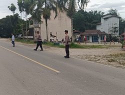 Personel Pos Pelayanan Lilin Kapuas 2025 Polres Melawi Lakukan Pengaturan Lalu Lintas Di Desa Batu Buil