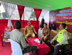 Camat Belimbing Vivi Sukiyanti Kunjungi Pos Pelayanan Nataru, Beri Bingkisan Untuk Personel Pengamanan