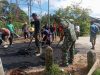 Kodim 1209/Bengkayang Dan Warga Binaan Bergotong Royong Selesaikan Pengaspalan Jembatan Sungai Ted Sampai Tahap Akhir