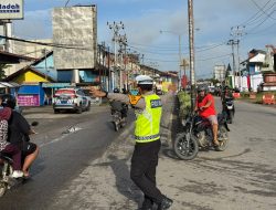 Humanis Dan Tegas Kasatgas Kamtibcar Lantas Ops Lilin Kapuas Polres Melawi Turun Langsung Atur Lalu Lintas Pagi Hari