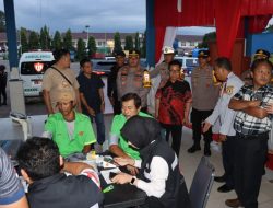 Kapolres Melawi Dan Wakil Bupati Tinjau Pemeriksaan Kesehatan Sopir Bus Di Terminal Sidomulyo