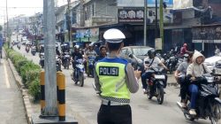 Hadir Di Tengah Masyarakat Personel Polres Melawi Amankan Keramaian Jelang Natal Dan Tahun Baru