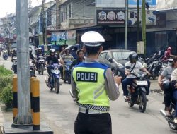 Hadir Di Tengah Masyarakat Personel Polres Melawi Amankan Keramaian Jelang Natal Dan Tahun Baru