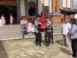 Di Tengah Ibadah Natal Polisi Tunjukkan Kepedulian Dengan Menolong Jemaat Pingsan