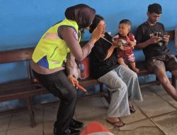 Aksi Humanis Kasatgas Kamseltibcar Lantas Ajak Anak Kecil Bermain Bersenda Gurau