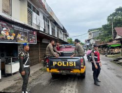 Personel Pos Pengamanan 82 Pasar Baru Intensifkan Patroli dan Pemantauan Arus Lalu Lintas dalam Rangka Ops Lilin Kapuas 2025