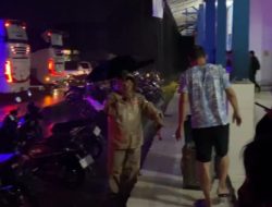 Hujan Tak Halangi Polisi Layani Pemudik Penumpang Bus Dipayungi Dan Dibantu Bawakan Tas