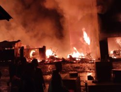 Respon Cepat Kodim 1209/Bengkayang Bersama Masyarakat Padamkan Kebakaran Rumah Warga