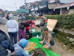 Koramil 1204-12/Parindu Melaksanakan Komsos Di Wilayah Binaan Di Pasar Kenari