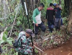 Langkah Antisipasi Banjir Dan Wabah Penyakit Di Musim Penghujan Babinsa Koramil 02/Sejangkung Bersama Warga Bersihkan Parit