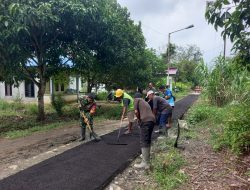 Membangun Bersama Warga Babinsa Koramil 01/Sambas Bantu Pengaspalan Jalan Gang