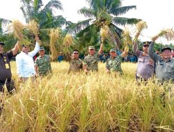 Danrem 121/Abw Hadiri Syukuran Swasembada Pangan Dan Panen Raya Bersama Presiden Dan Menteri Pertanian Republik Indonesia Tahun 2026