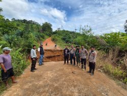 Polsek Sepauk Bersama Forkopimcam Tindak Cepat Tangani Putusnya Jembatan Jalan Poros Kayu Lapis KM 50 Sepauk