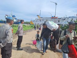 Kapolsek Kawasan Pelabuhan Sukabangun Pimpin Pengamanan Kedatangan Kapal Dharma Ferry II