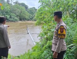 Tiang Listrik PLN Tumbang Di Bantaran Sungai Ella Hilir Polsek Ella Hilir Sampaikan Imbauan