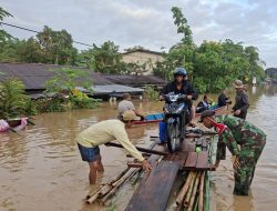 Curah Hujan Tinggi Banjir Rendam Beberapa Wilayah Sanggau Kodim 1204/Sgu Terjunkan Personel
