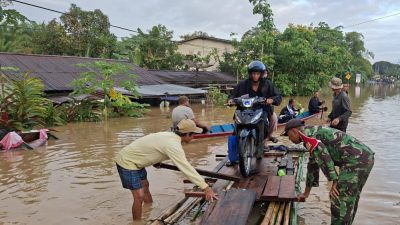Curah Hujan Tinggi Banjir Rendam Beberapa Wilayah Sanggau Kodim 1204/Sgu Terjunkan Personel