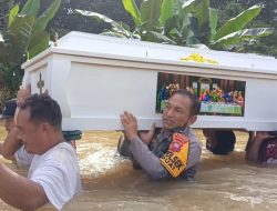 Menembus Empat Titik Banjir Tim Gabungan Evakuasi Dua Jenazah Warga Entikong Di Beduai