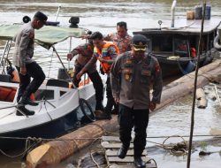 Cuaca Tak Menentu Waka Polres Melawi Laksanakan Patroli Perairan Di Sungai Melawi