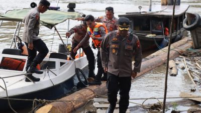 Cuaca Tak Menentu Waka Polres Melawi Laksanakan Patroli Perairan Di Sungai Melawi