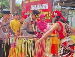 Polresta Pontianak Gelar Tradisi Adat Dayak Sambut Kapolresta Baru