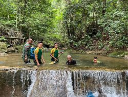 Babinsa Dan Anggota Pamtas Temajuk Gotong Royong Bersihkan Bak Penampungan Air Bersih Wilayah Binaan