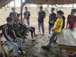 Jalin Keakraban Babinsa Tanah Hitam Komsos Bersama Anak Muda Yang Sedang Berlibur Ke Pantai