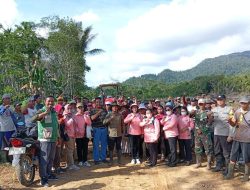 Dukung Program Pemerintah Anggota Koramil 02/Sejangkung Bersama Gapoktan Bemban Laksanakan Semai Benih Padi Perdana