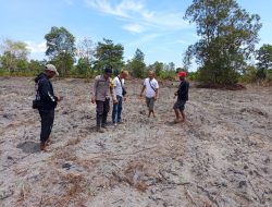 Bersama Pihak Desa Kemuning Biutak Personel Polsek Matan Hilir Selatan Cek Lahan Kesiapan Tanam Jagung Hibrida