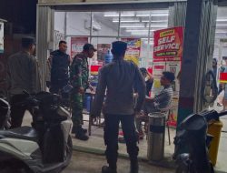 Jaga Keamanan Lingkungan Anggota Koramil 05/Pemangkat Bersama Polsek Semparuk Laksanakan Patroli