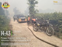 Antisipasi Karhutla Mendekati Pemukiman Tim SAR Ditsamapta Polda Kalbar Gencarkan Pemadaman Di Kubu Raya