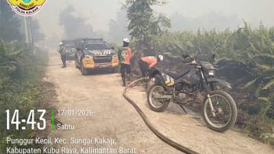 Antisipasi Karhutla Mendekati Pemukiman Tim SAR Ditsamapta Polda Kalbar Gencarkan Pemadaman Di Kubu Raya