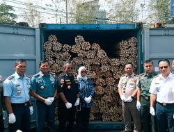 Dirpolairud Polda Kalbar Hadiri konferensi Pers Pengungkapan Penyelundupan 58 Ton Rotan Ilegal