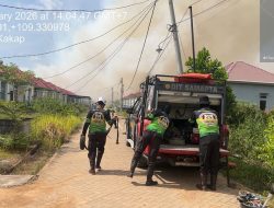 Tim SAR Dit Samapta Polda Kalbar Sigap Padamkan Karhutla Dekati Permukiman Warga Di Kubu Raya