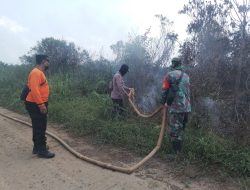 Pencegahan Kebakaran Meluas Koramil 06/Selakau Kerahkan Personel Padamkan Api