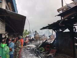 Anggota Koramil 07/Teluk Keramat Sigap Bantu Padamkan Kebakaran 10 Ruko Di Pasar Simpang Empat